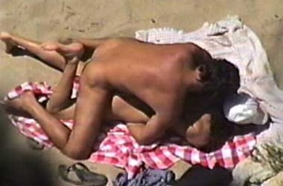 babe-gets-humped-on-the-beach
